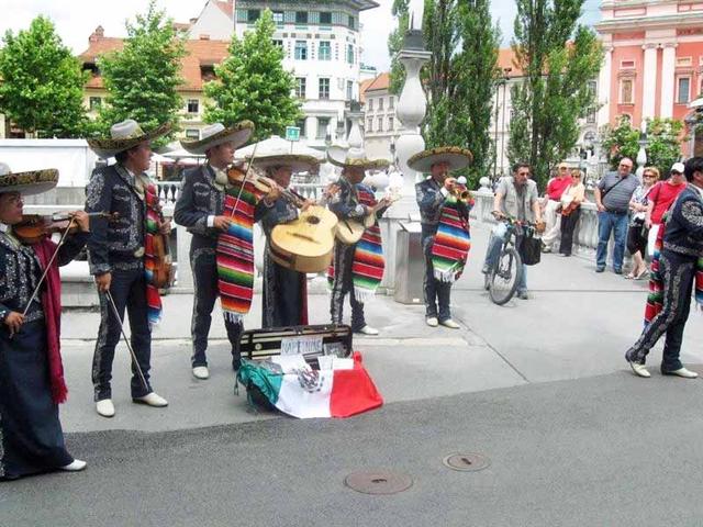 08 - Mehiski Mariaci pred Presernovim spomenikom so nas  ocarali